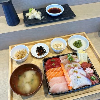 Akami Sushi - Chirashi Set - Sushi Bars Near Me - Arcadia, California
