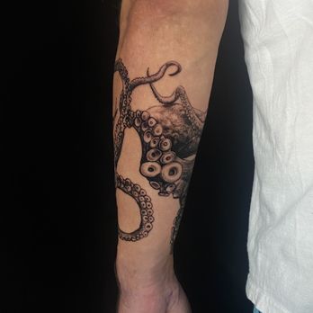 Skin Design Tattoo - Honolulu - Are you following me?! - Tattoo Near Me - Honolulu, Hawaii