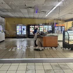 Arandas Bakery - Intentando disimular que no ven a los clientes