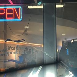 AT&T Store - Manager who should get a different job