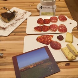 Le Palais de Balkis - Plateaux déjà entamés de la dégustation de charcuterie et de la tarte moka chocolat