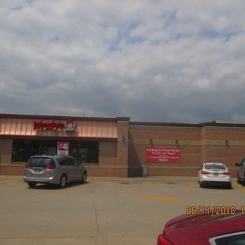 Wendy's - cars parked in front of the restaurant - Fast Food Near Me - Yankton, South Dakota Wendy's - cars parked in front of the restaurant - Fast Food Near Me - Yankton, South Dakota
