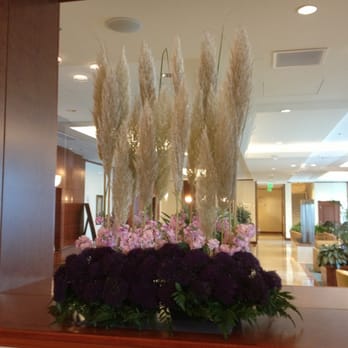 Emirates Airlines Lounge SFO - Flowers by their dining area - Airport Lounges Near Me - San Francisco, California Emirates Airlines Lounge SFO - Flowers by their dining area - Airport Lounges Near Me - San Francisco, California