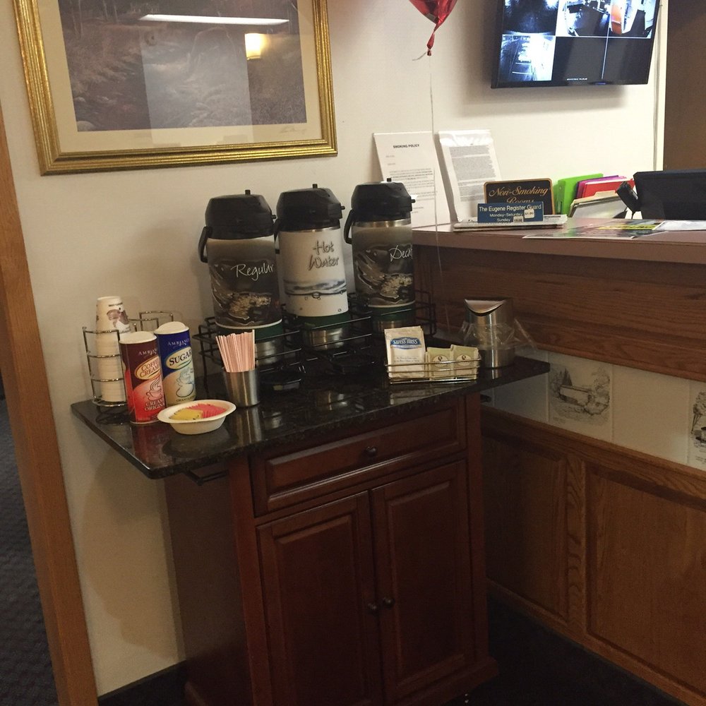 Cottage Grove Inn - Coffee and tea and hot chocolate in lobby - Hotels Near Me - Cottage Grove, Oregon Cottage Grove Inn - Coffee and tea and hot chocolate in lobby - Hotels Near Me - Cottage Grove, Oregon