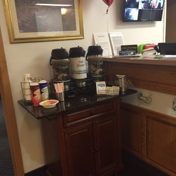 Cottage Grove Inn - Coffee and tea and hot chocolate in lobby - Hotels Near Me - Cottage Grove, Oregon