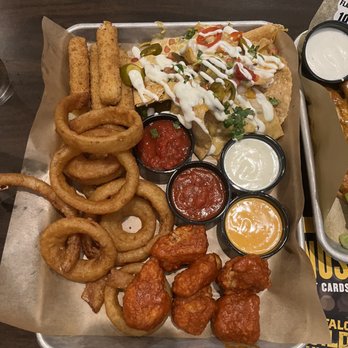 Buffalo Wild Wings - Sampler - Chicken Wings Near Me - Lynnwood, Washington
