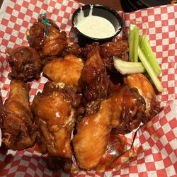 Top Dawg Tavern - 10 Wings - Don't be deceived by the looks like I was.