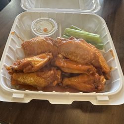 Vincenzo's Pizza House - Good wings. Fresh, hot, and meaty.
