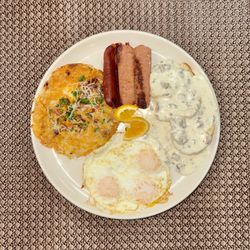 Peteys Kitchen - Biscuits and gravy with stuffed hashbrowns! Stuffed hashbrowns include sour cream, cheese, chives and bacon bites!