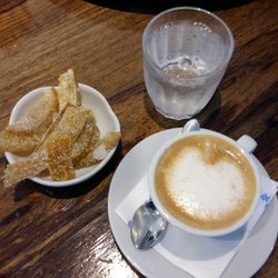 Trento Café - Cafe cortado acompañado con naranjitas