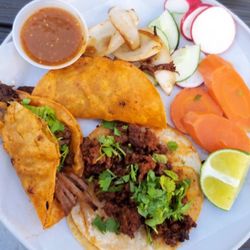 Tacos Y Mariscos Las Islitas - Taco de birria y de chorizo!!!!