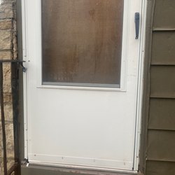 Tracker's Pub and Grub - Front door