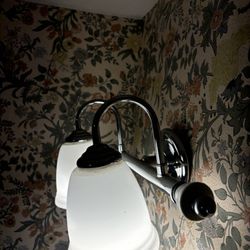 Bacchus Inn - Light fixture in room
