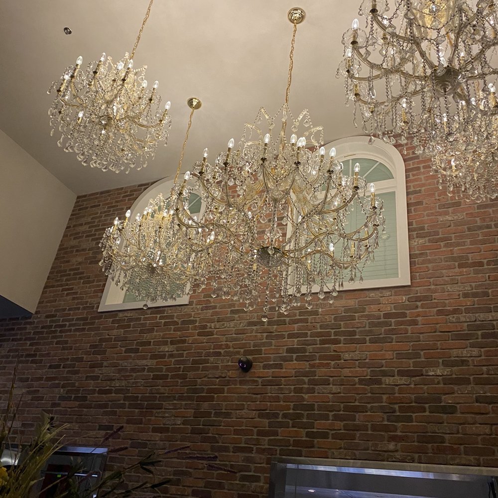Marais - Beautiful chandelier - Seafood Near Me - Dickinson, Texas