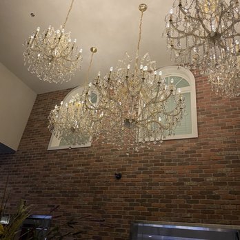 Marais - Beautiful chandelier - Seafood Near Me - Dickinson, Texas Marais - Beautiful chandelier - Seafood Near Me - Dickinson, Texas
