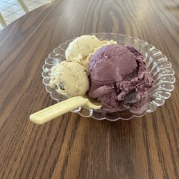 Black raspberry chip and a bourbon butter pecan. Both were good but as always Black raspberry for the win Black raspberry chip and a bourbon butter pecan. Both were good but as always Black raspberry for the win