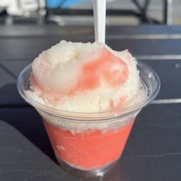 Piña colada and strawberry lemonade (small) Piña colada and strawberry lemonade (small)