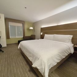 Holiday Inn Express & Suites Sumner - Puyallup Area