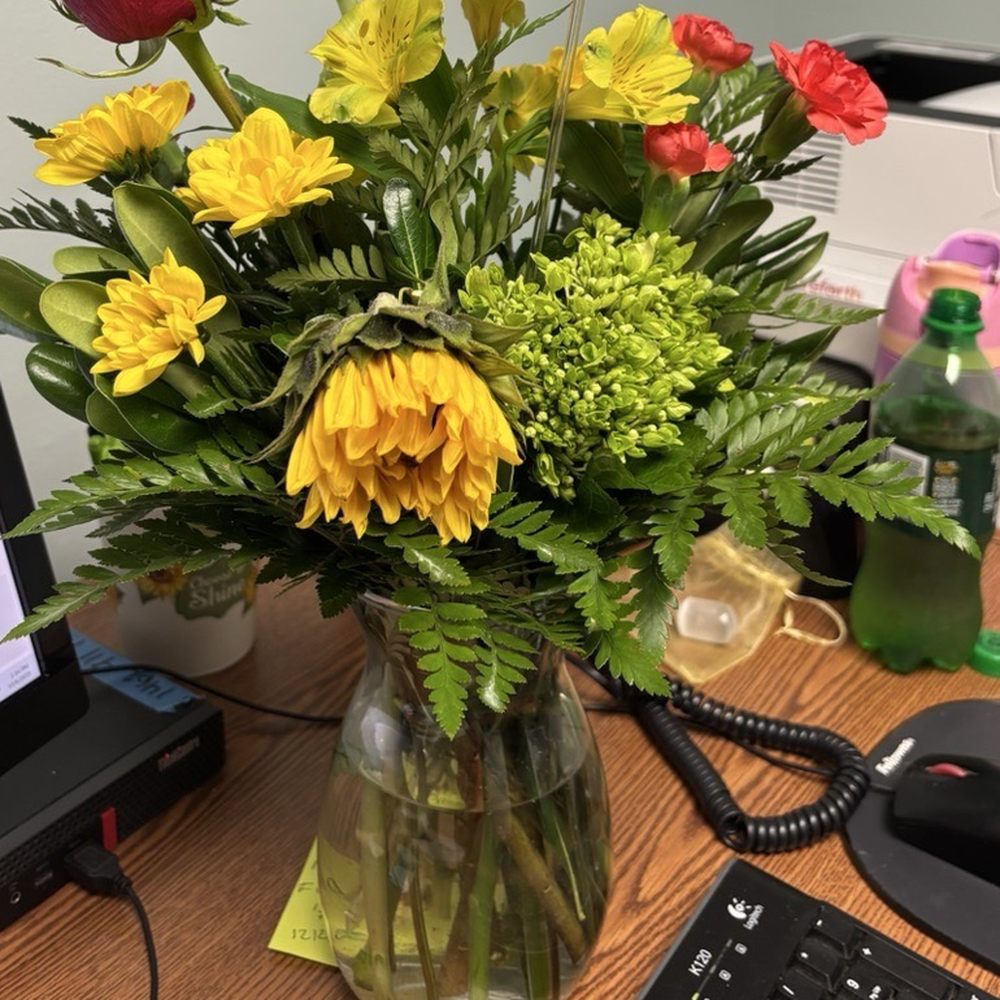 Dead / pitiful newly delivered arrangement from Allyson's Flowers