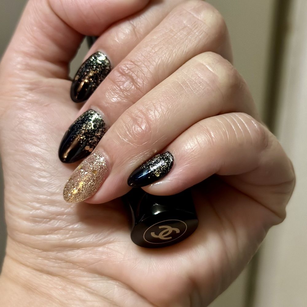 My new year's nails. They are absolutely beautiful. Jin is really an amazing artist. Jin for the Win !! Highly recommended. My new year's nails. They are absolutely beautiful. Jin is really an amazing artist. Jin for the Win !! Highly recommended.