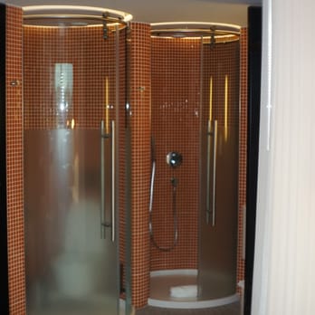 Evolution E.Hotel - So, this is the shower to the far right and toilet to the left, very cool and modern, but as you can see the problem I described. - Hotels Near Me - Lisbon, 11