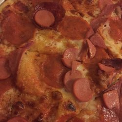 Kazzet Gallery & Pizza - La italiana lleva salchicha, tocino, salami, masa delgadita.