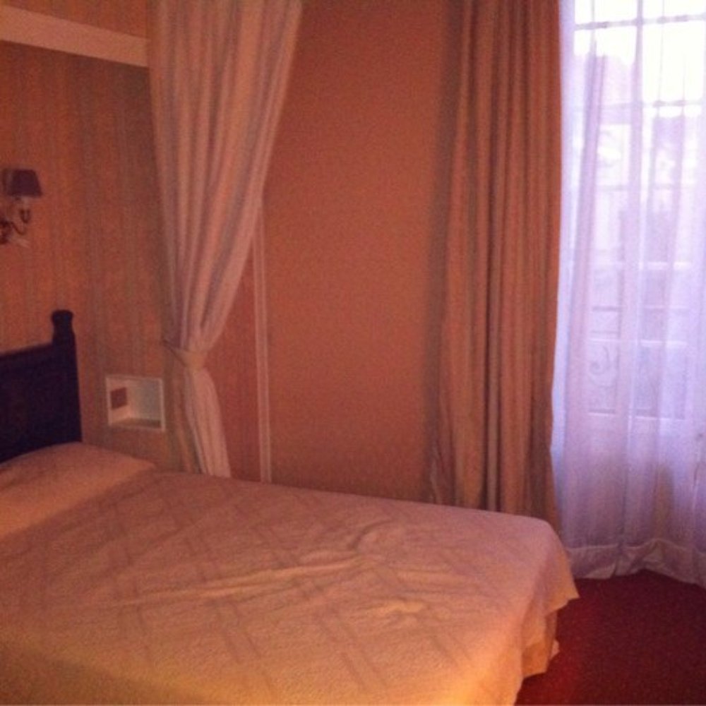 Hôtel de la Bretonnerie - Bedroom - Hotels Near Me - Paris 04, 75