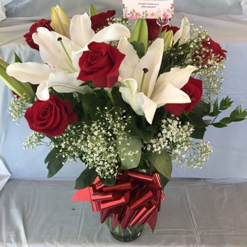 Gonzalez Flowers - 12 red róses
And white lilis - Florists Near Me - Ramona, California Gonzalez Flowers - 12 red róses
And white lilis - Florists Near Me - Ramona, California