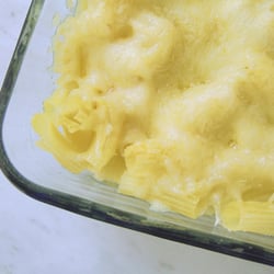 Berggasthaus Hörnli - Die Hörnli frisch aus dem Backofen: Emmentaler satt