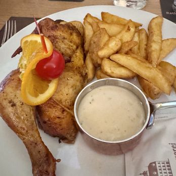 Rathaus Brauerei - Half chicken with gravy and potatoes - Breweries Near Me - Luzern, LU Rathaus Brauerei - Half chicken with gravy and potatoes - Breweries Near Me - Luzern, LU