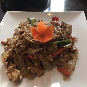 Pop Thai Restaurant - Drunken noodles and chicken - Thai Near Me - Orlando, Florida Pop Thai Restaurant - Drunken noodles and chicken - Thai Near Me - Orlando, Florida