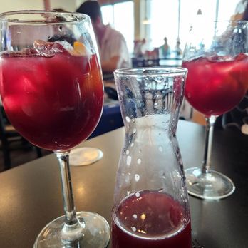 Gastrohub - Raspberry peach sangria - American Near Me - Orlando, Florida Gastrohub - Raspberry peach sangria - American Near Me - Orlando, Florida