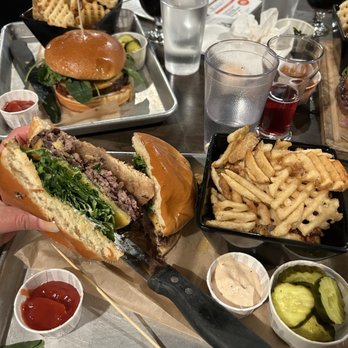 Mammoth Brewing - Damn Good Burger - Breweries Near Me - Mammoth Lakes, California Mammoth Brewing - Damn Good Burger - Breweries Near Me - Mammoth Lakes, California