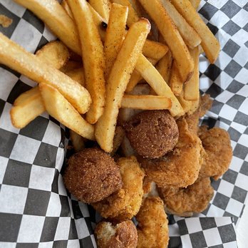Hershey’s Palace - 6 fried shrimp, 3 hush puppies, boatload of fries. All fresh, TEMPERATURE HOT, just enough spices to make this a savory dish. - American Near Me - Arlington, Texas