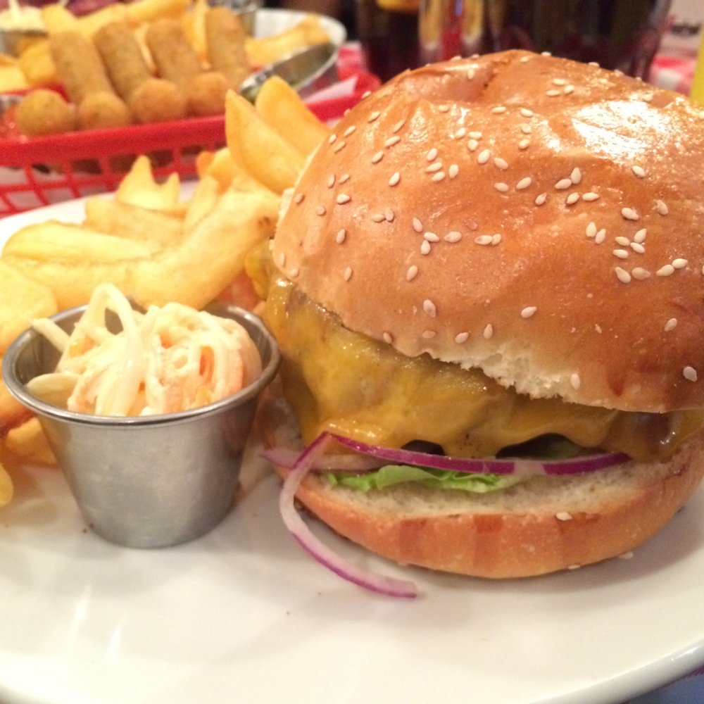 Schwartz's Deli - Cheeseburger - Burgers Near Me - Paris, 75 Schwartz's Deli - Cheeseburger - Burgers Near Me - Paris, 75