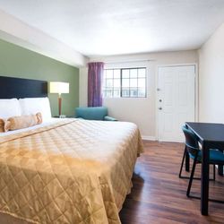 Knights Inn Eagle Pass - Guest room