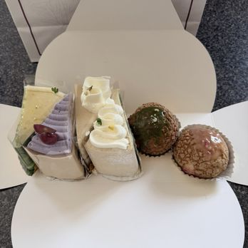 Bloom - 6 cakes - Cafes Near Me - Toronto, Ontario