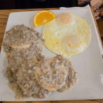Main Plate - Biscuits and gravy - Breakfast & Brunch Near Me - Hudson, Wisconsin Main Plate - Biscuits and gravy - Breakfast & Brunch Near Me - Hudson, Wisconsin