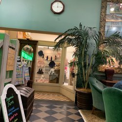 Sandi's Boutique - Enterance windo
