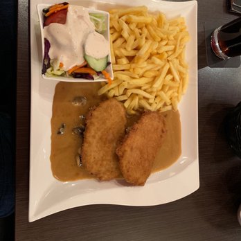 Hillmanns Taverna - Jägerschnitzel mit Pommes. - Bistros Near Me - Bremen, HB