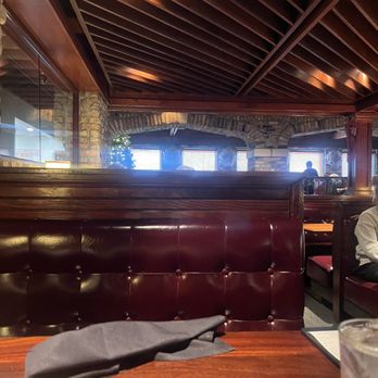 Charleston's - Love a booth it's more comfy - American Near Me - Indianapolis, Indiana
