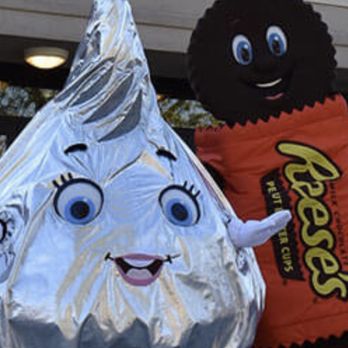 Hershey's Chocolate World - Kiss and Peanut Butter cup in front of chocolate world - Kids Activities Near Me - Hershey, Pennsylvania Hershey's Chocolate World - Kiss and Peanut Butter cup in front of chocolate world - Kids Activities Near Me - Hershey, Pennsylvania