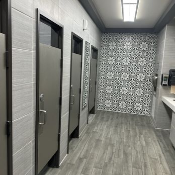 Love's Travel Stop - Woman's bathroom - Gas Stations Near Me - Edon, Ohio