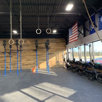Mighty Warrior CrossFit - Wood accent wall and a beautiful blue rig! - Gyms Near Me - Brownstown, Michigan