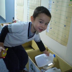 Tzu Chi Great Love Preschool and Kindergarten, Dallas - Children learn how to sort trash and recycling.