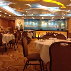 好彩海鮮酒家 - Atmosphere in dining area...we are early before dinner crowd arrived.