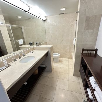 Lotus Honolulu at Diamond Head - Bathroom. Complimentary reusable bottles on the right - Hotels Near Me - Honolulu, Hawaii