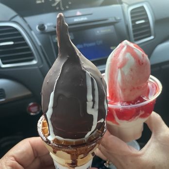 Dairy Queen Grill & Chill - Chocolate dip and a strawberry sundae - Fast Food Near Me - Welland, Ontario Dairy Queen Grill & Chill - Chocolate dip and a strawberry sundae - Fast Food Near Me - Welland, Ontario