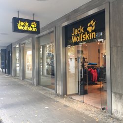 Jack Wolfskin Store - Gleich neben dem Leinenweber Brunnen mittendrin in der Altstadt