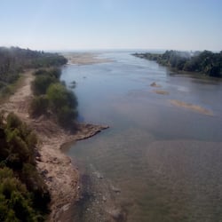 Playa Barra de la Cruz - El río, al fondo la playa